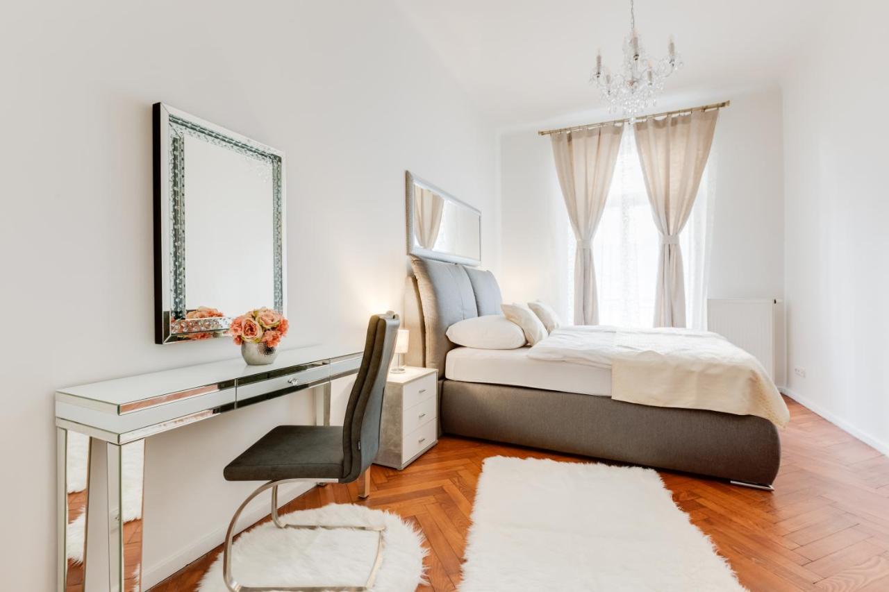 Luxury Riverside In The Center Of Apartament Praga